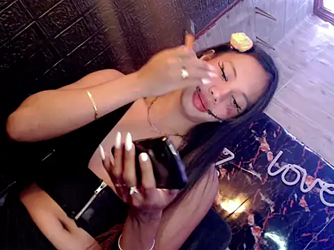 whiteladyboy online show from October 29, 2025, 7:04 pm