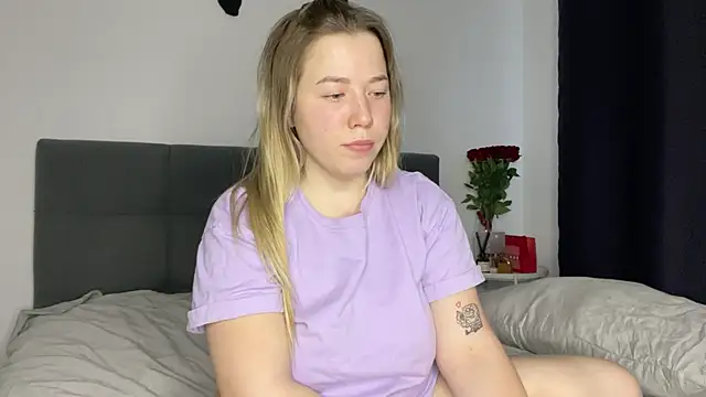 Embersweetbunny online show from February 7, 2025, 2:47 pm