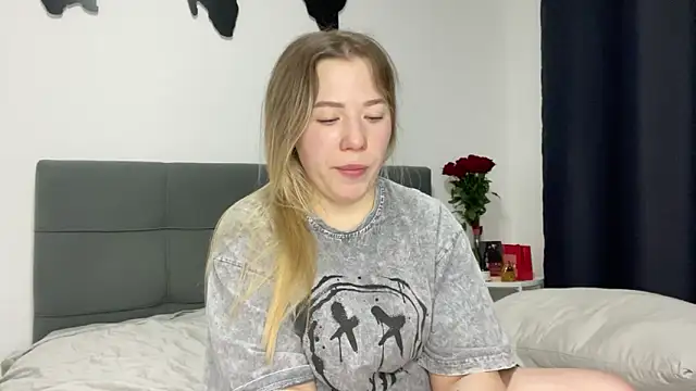 Embersweetbunny online show from February 10, 2025, 6:45 pm