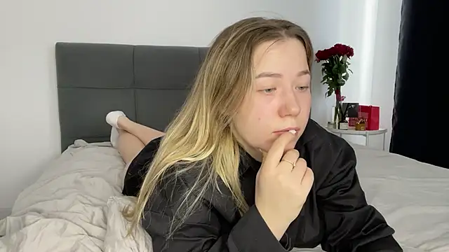 Embersweetbunny online show from February 12, 2025, 11:07 am