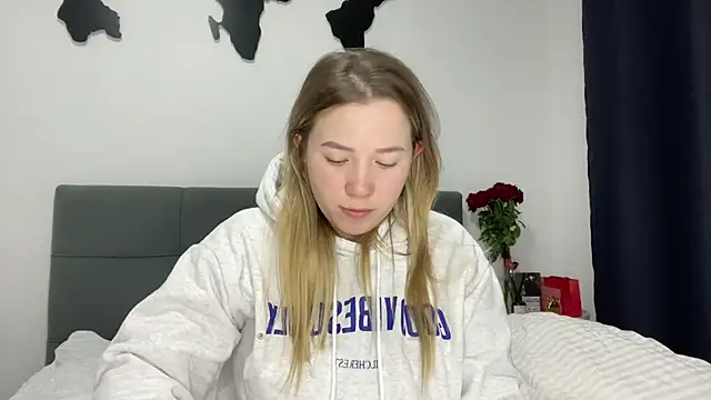 Embersweetbunny online show from February 12, 2025, 9:54 pm