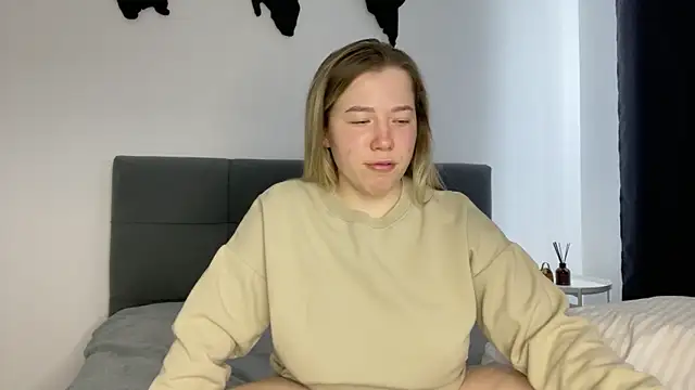 Embersweetbunny online show from February 17, 2025, 11:23 am