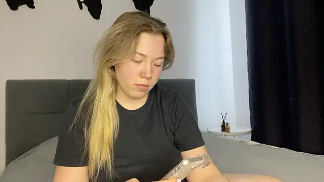 Embersweetbunny online show from February 18, 2025, 2:27 pm