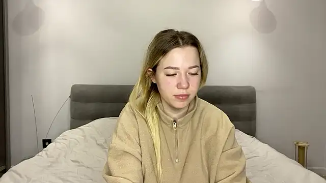 Embersweetbunny online show from January 12, 2026, 6:29 am