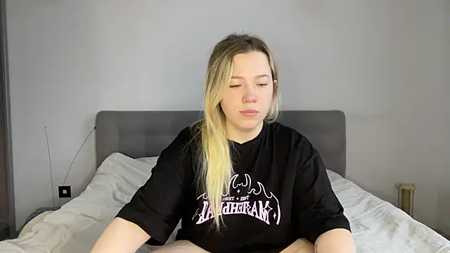 Embersweetbunny online show from January 13, 2026, 7:46 am