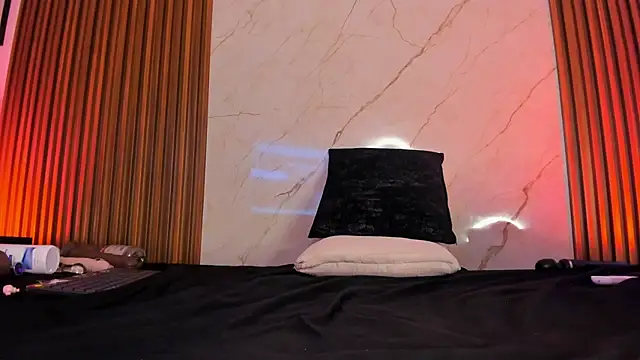 Emiilycollins online show from December 7, 2024, 3:25 am