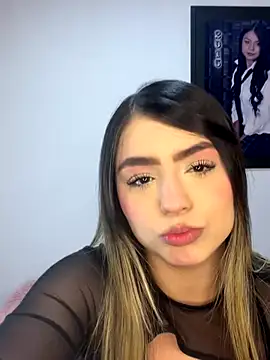 Amelia Honney  online show from October 13, 2025, 5:35 pm