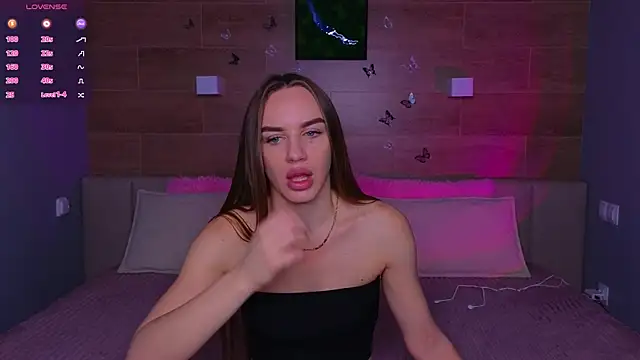 Snapshot of SaraCros chatting on November 25, 2025, 5:40 am SaraCros online show from November 25, 2025, 5:40 am