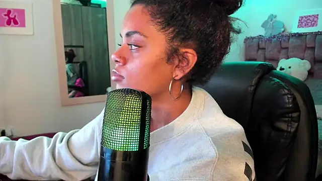 ladyrd1 online show from December 19, 2024, 5:51 am