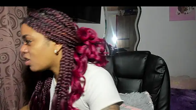 ladyrd1 online show from December 3, 2025, 4:31 am