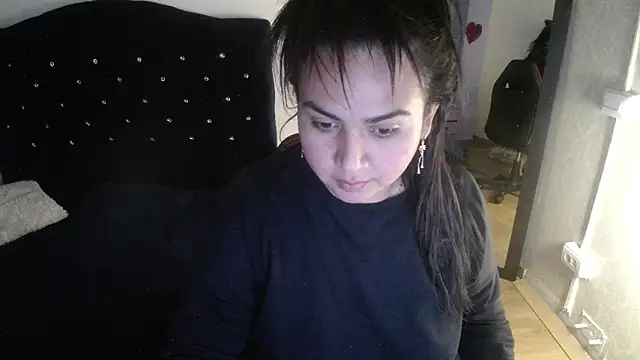 lucianaa 25 online show from December 23, 2024, 6:48 pm