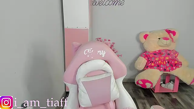 tifany tay2 online show from October 4, 2025, 4:21 am