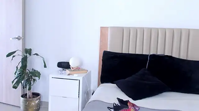 AnaHenao online show from October 15, 2025, 5:24 pm