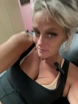 vixendoll87 online show from April 9, 2026, 2:44 am