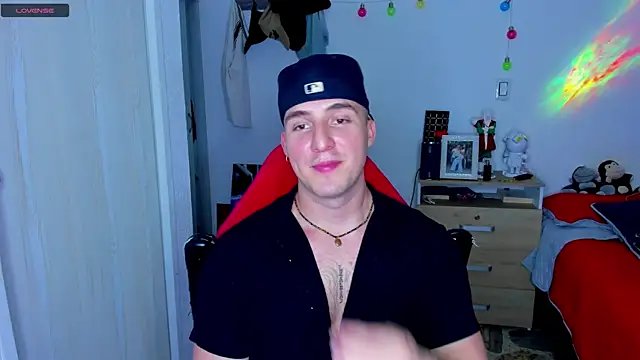 liam oficial02 online show from December 13, 2024, 7:15 am