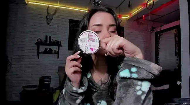 Kimmymadison- online show from December 8, 2024, 8:30 am