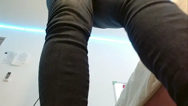 YUSELFI ROSS  online show from March 19, 2025, 12:23 pm