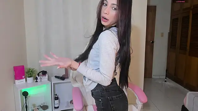 shanakendal2 online show from March 18, 2025, 2:15 pm