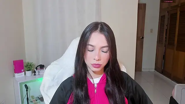 shanakendal2 online show from March 19, 2025, 2:02 pm