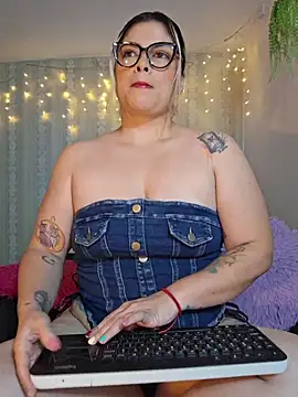 Juliietha servas online show from June 10, 2026, 9:14 pm