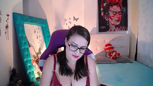 esmeraldaa230 online show from September 19, 2025, 9:37 pm