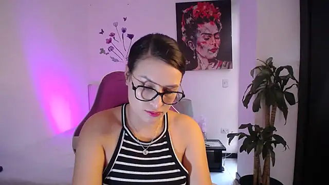 esmeraldaa230 online show from February 26, 2026, 9:03 pm