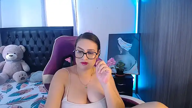 esmeraldaa230 online show from May 27, 2026, 7:55 pm
