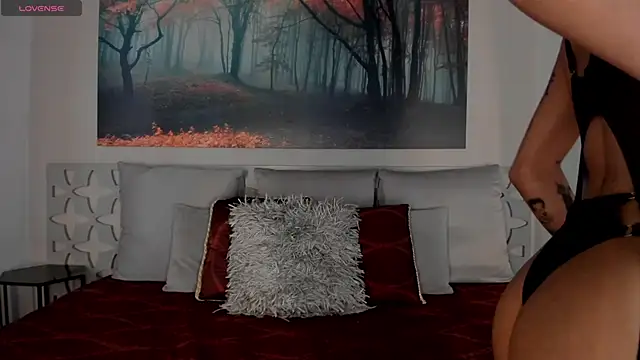 LunaRuso online show from February 19, 2025, 8:10 pm