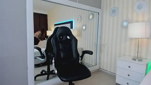 Valeriasaenzz  online show from December 19, 2024, 12:24 am