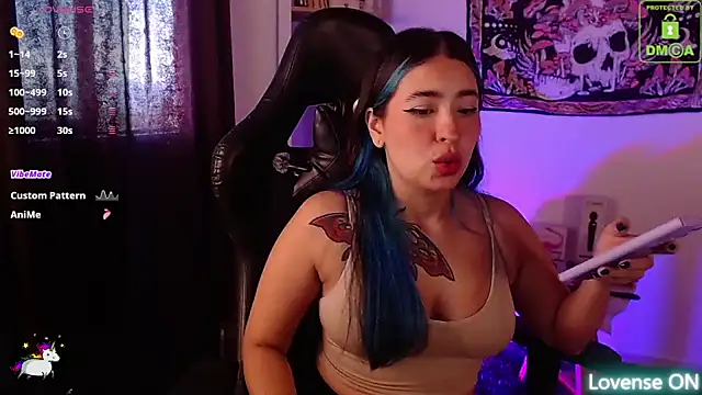 sweetcoralinee online show from September 25, 2025, 3:27 pm