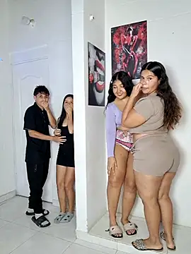 Snapshot of royalgirls_x chatting on February 3, 2026, 1:15 am royalgirls x online show from February 3, 2026, 1:15 am