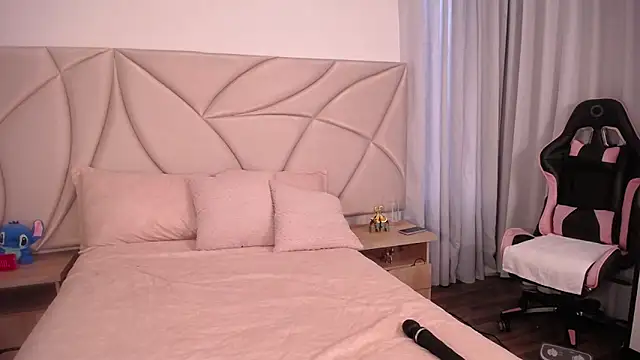 ValleryC online show from March 4, 2026, 1:28 pm