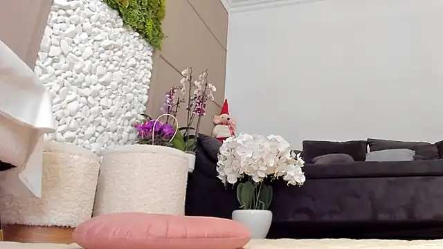 Deliciouslips online show from March 19, 2025, 6:35 am