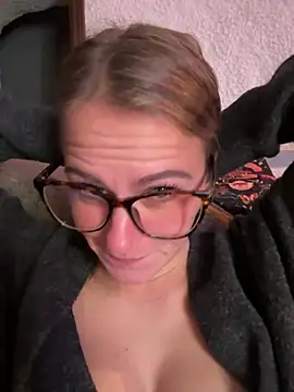 selenaluvv online show from December 4, 2025, 4:05 pm