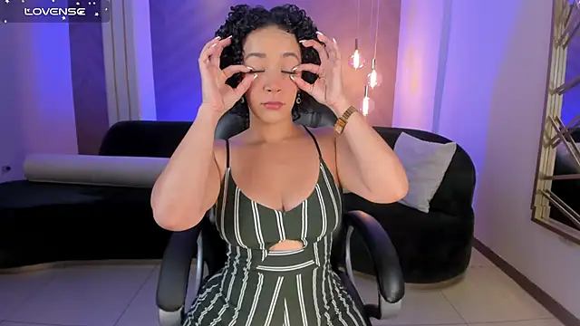 Snapshot of AlessaRomero chatting on January 21, 2025, 8:00 pm AlessaRomero online show from January 21, 2025, 8:00 pm