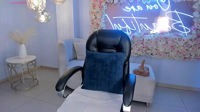Snapshot of AlessaRomero chatting on October 8, 2025, 8:17 pm AlessaRomero online show from October 8, 2025, 8:17 pm