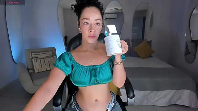 Snapshot of AlessaRomero chatting on October 16, 2025, 7:15 pm AlessaRomero online show from October 16, 2025, 7:15 pm