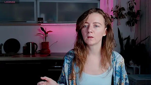 Elly Helly online show from November 5, 2025, 8:42 pm