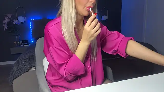 Snapshot of KristalNight chatting on October 16, 2025, 4:35 am KristalNight online show from October 16, 2025, 4:35 am