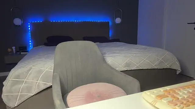 Snapshot of KristalNight chatting on January 13, 2026, 4:18 am KristalNight online show from January 13, 2026, 4:18 am