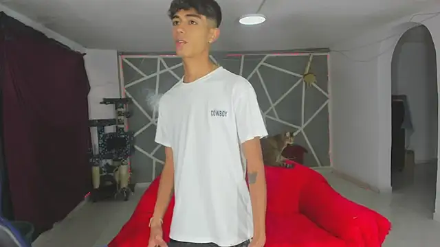 oliverhot2005 online show from January 28, 2025, 10:12 pm