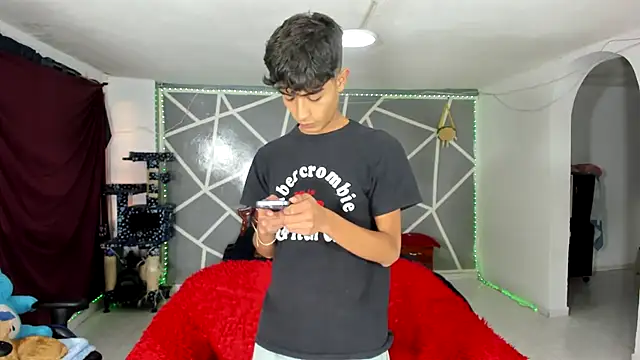 oliverhot2005 online show from January 29, 2025, 10:01 pm