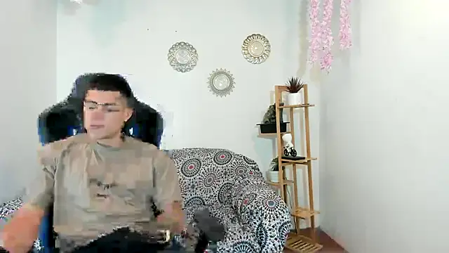 oliverhot2005 online show from September 20, 2025, 8:54 pm