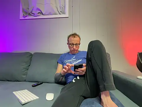 mouser21212 online show from January 28, 2025, 11:39 pm