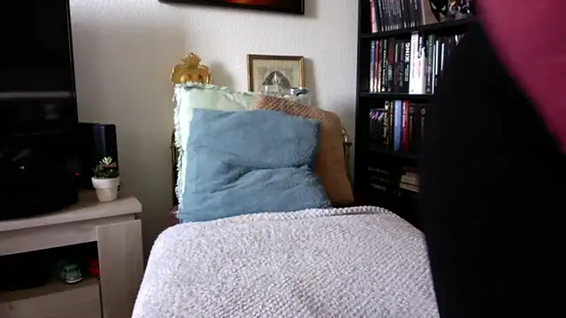 Luccreccia  online show from October 23, 2025, 8:46 am