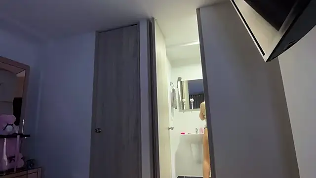 candy-sam28 online show from April 28, 2026, 11:43 pm