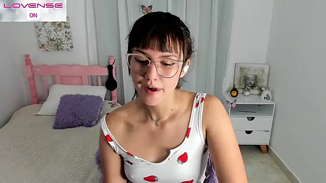 cute roxy online show from October 25, 2025, 3:58 am