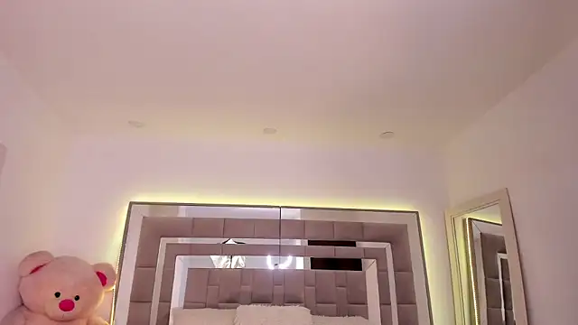 Nicolle foxy online show from February 7, 2025, 9:04 pm