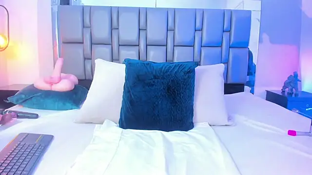 Emily Gil1 online show from January 31, 2025, 2:07 pm