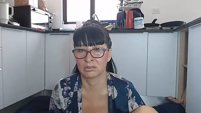 HellenLatin online show from June 4, 2026, 5:08 pm